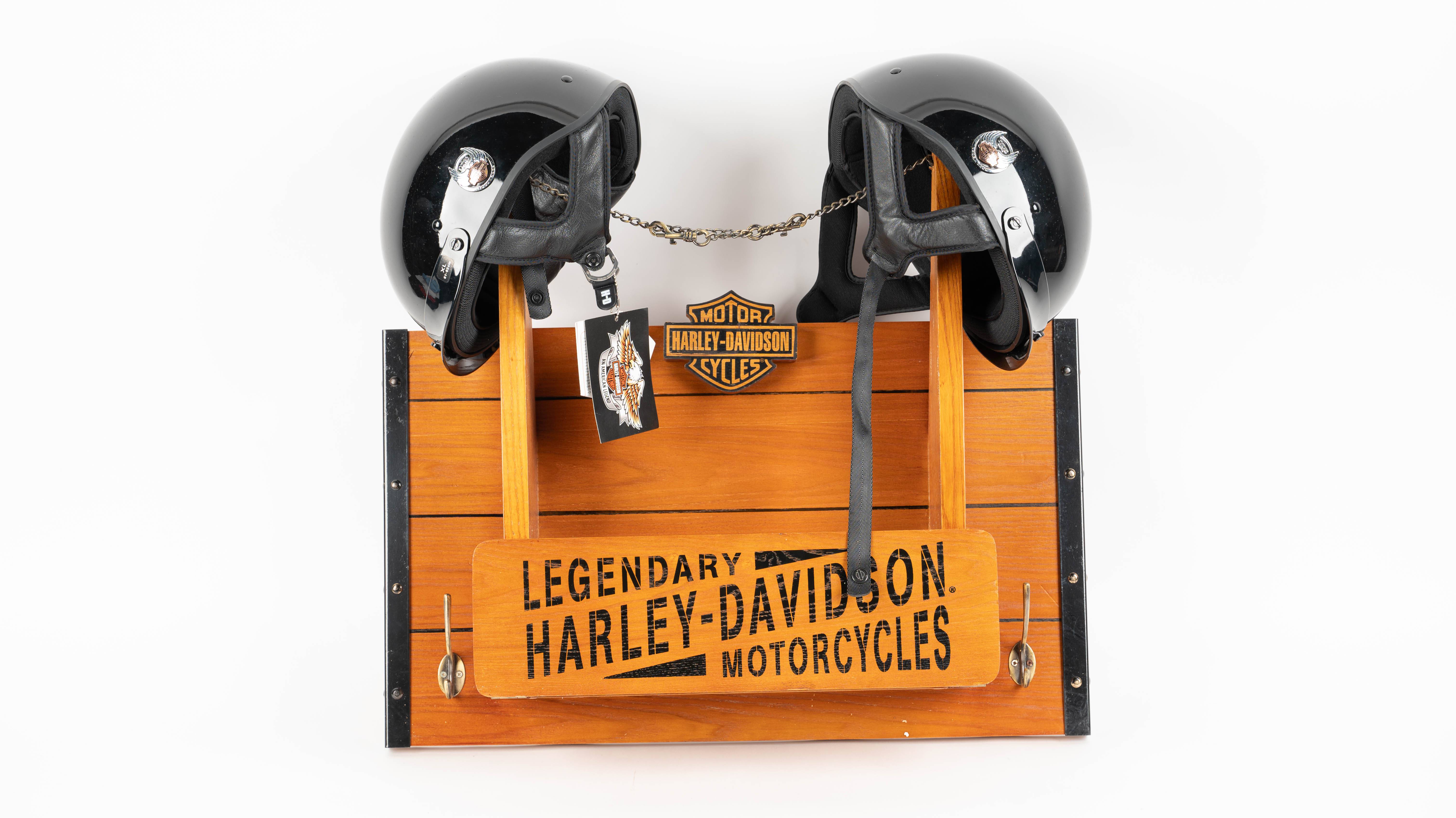 ヴィンテージ　Harley-Davidson木製ラック Harley-Davidson Legendary Oak Helmet Rack with Two Helmets Auction