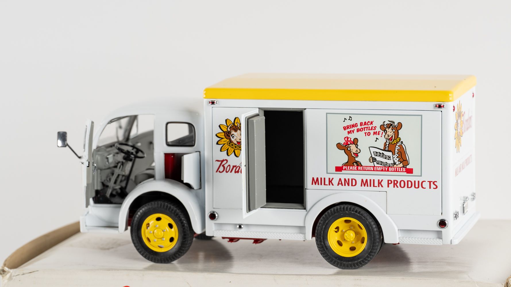 The Danbury Mint 1955 Borden's Milk Truck Auction | Mecum On