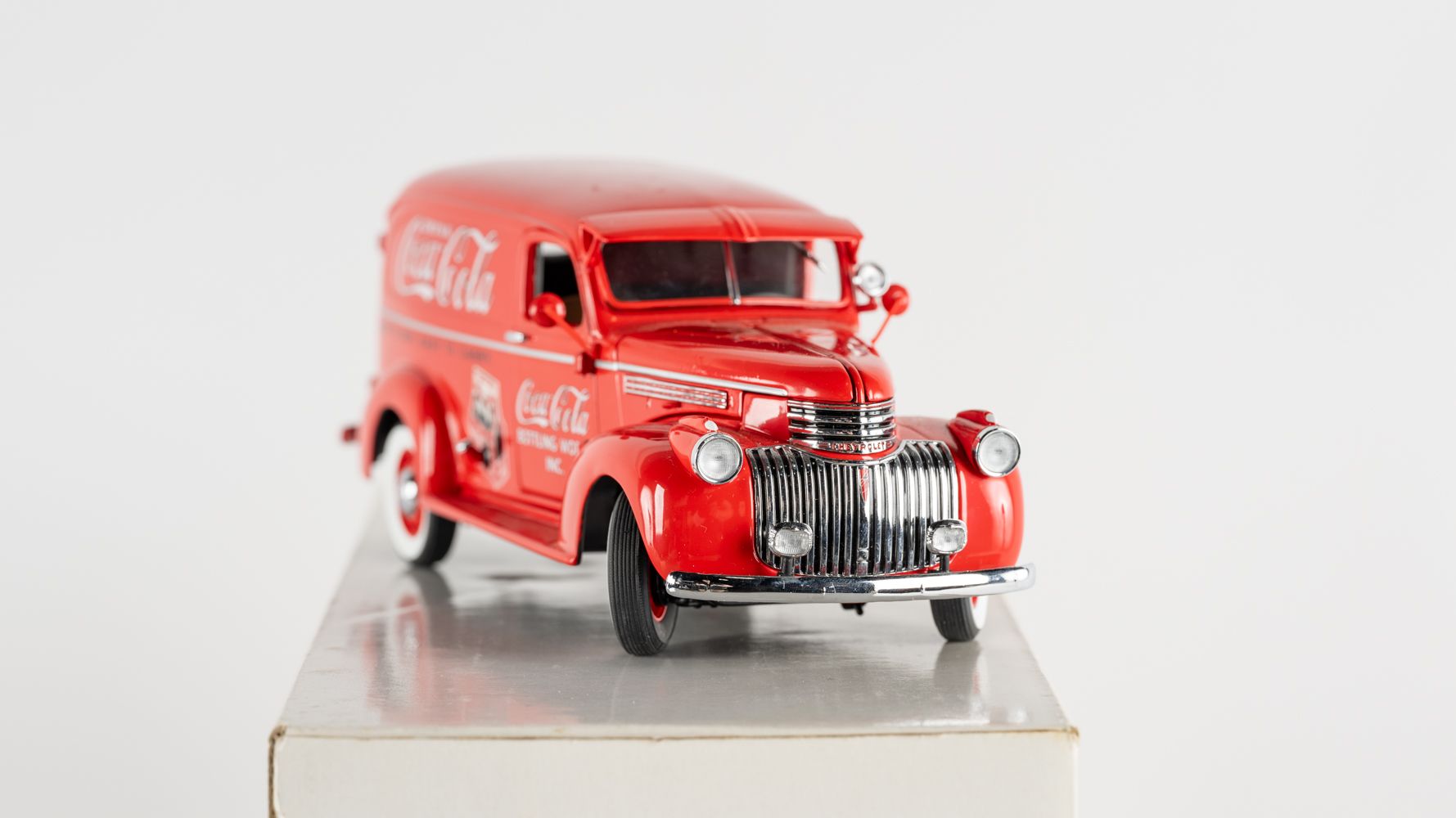 The Danbury Mint 1941 Coca-Cola Delivery Truck Auction The Danbury Mint 1941 Coca-Cola Delivery Truck Auction
