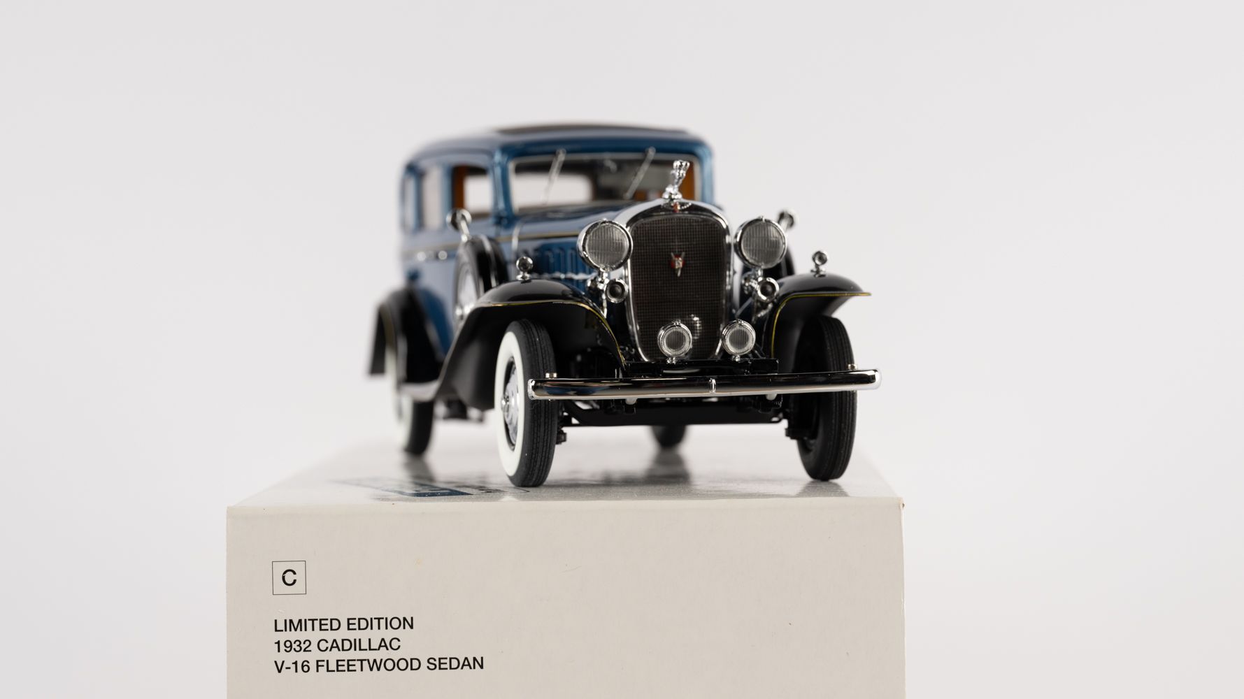 ダンバリーミント製 1932 Cadillac Fleetwood Sedan The Danbury Mint 1932 Cadillac V-16 Fleetwood Sedan Auction