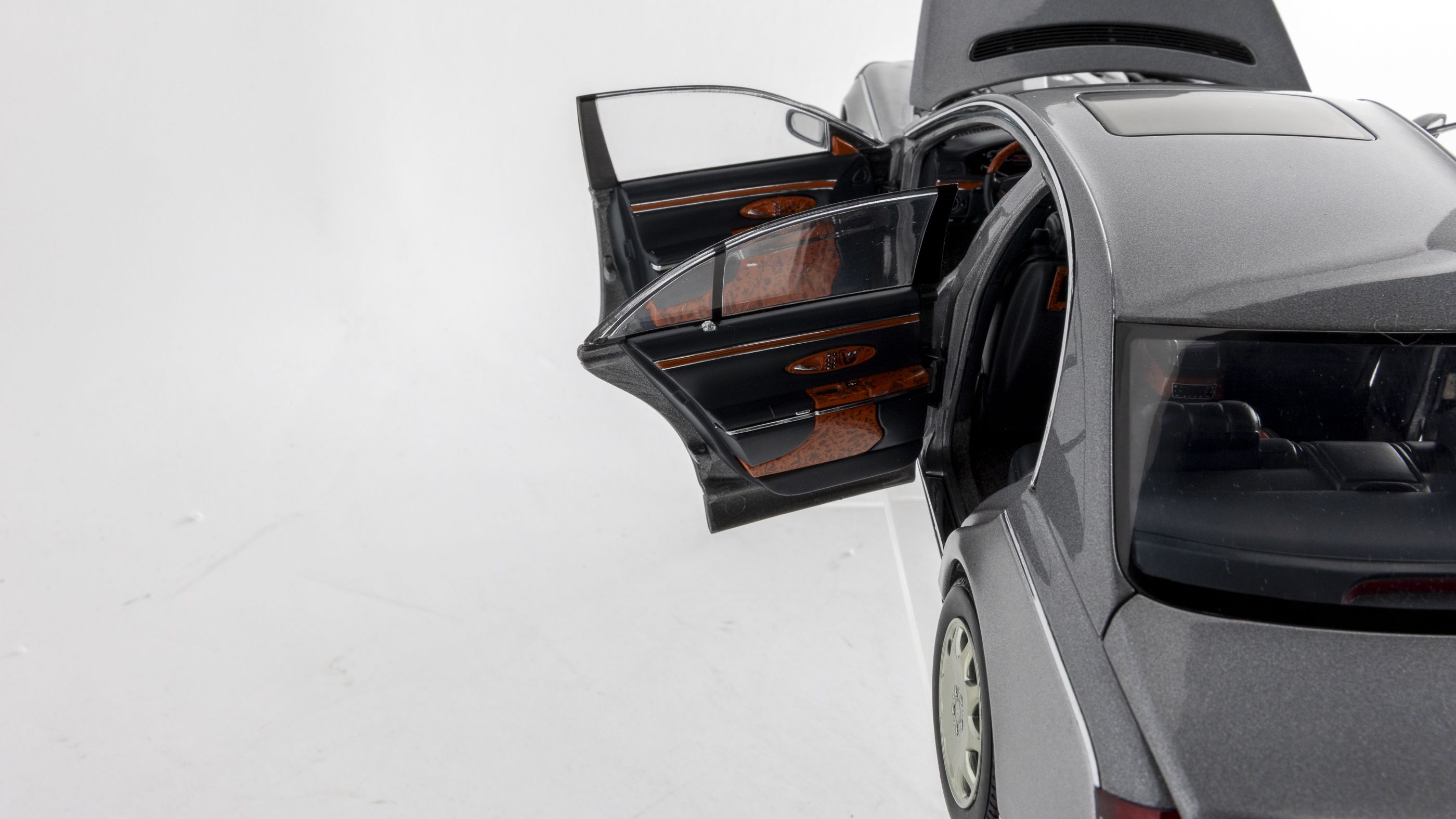 Autoart Millennium 1:18 Maybach 57, Silver Auction | Mecum On Time