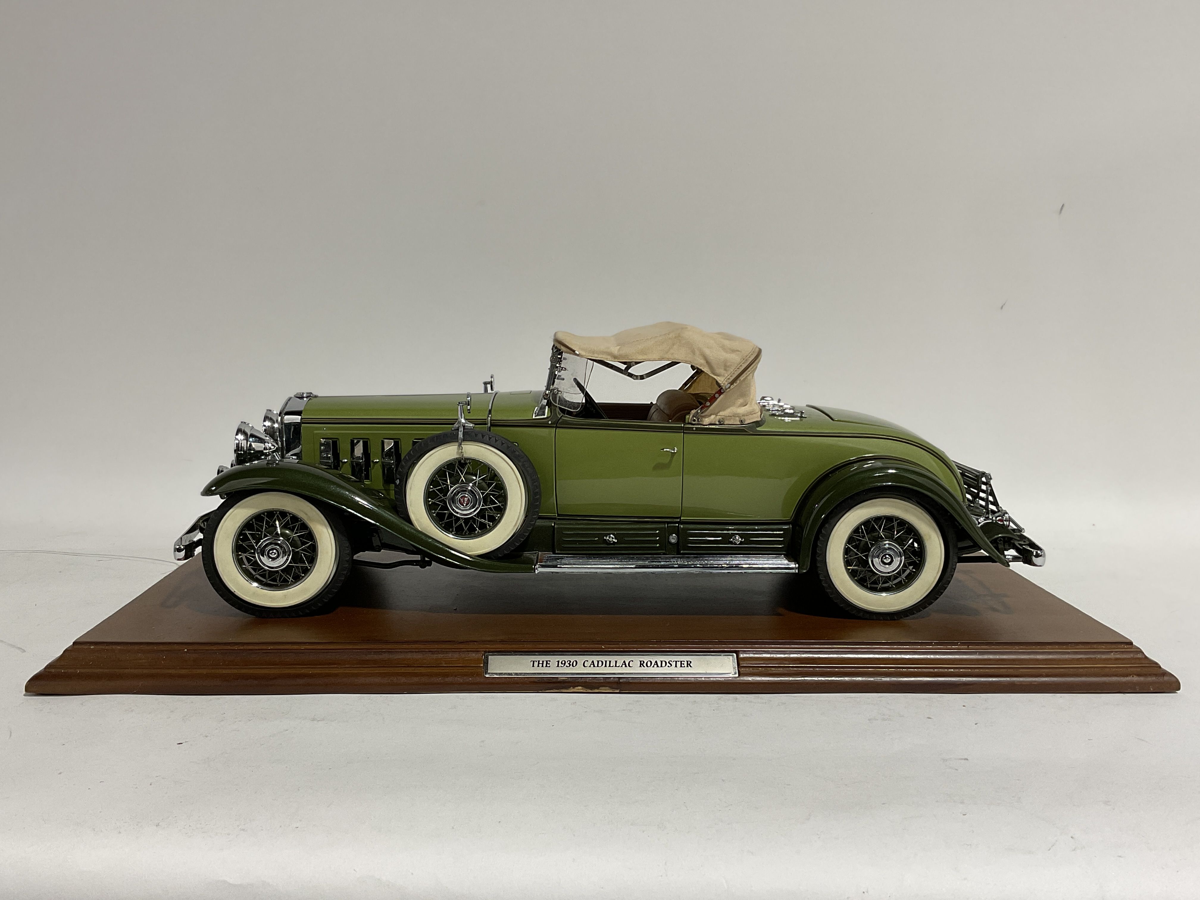 Danbury Mint 1:12 1930 Cadillac V-16 Roadster Auction | Mecum On Time